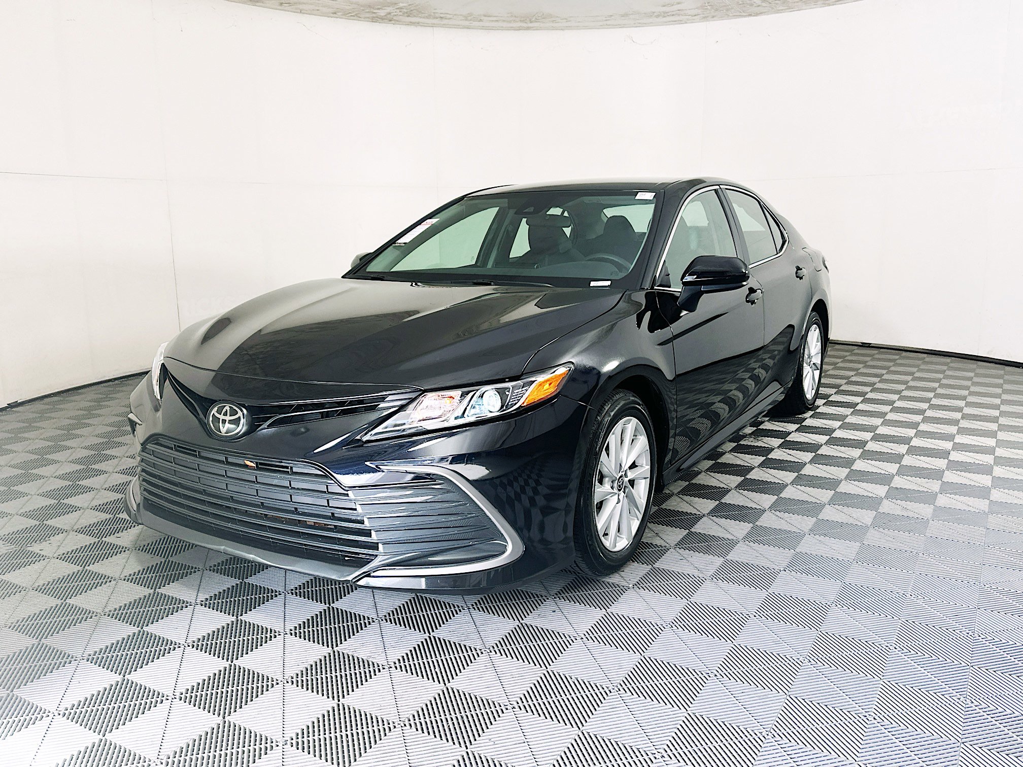 Used 2023 Toyota Camry LE FWD image 7