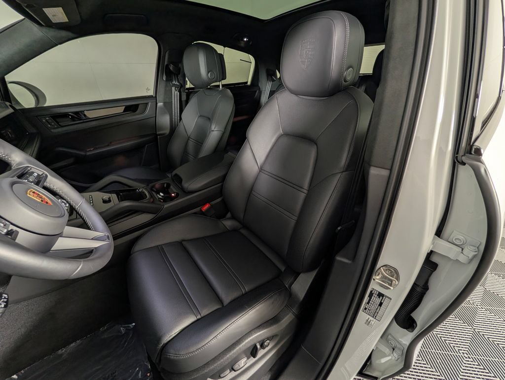 Certified 2025 Porsche Cayenne GTS AWD/4WD image 5