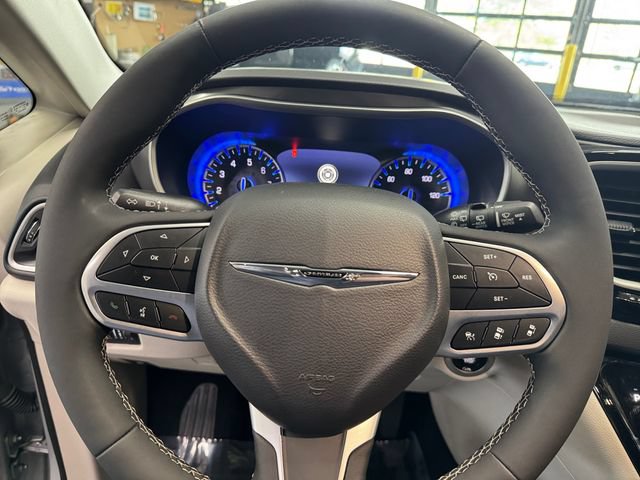 Used 2024 Chrysler Pacifica Touring-L FWD image 18