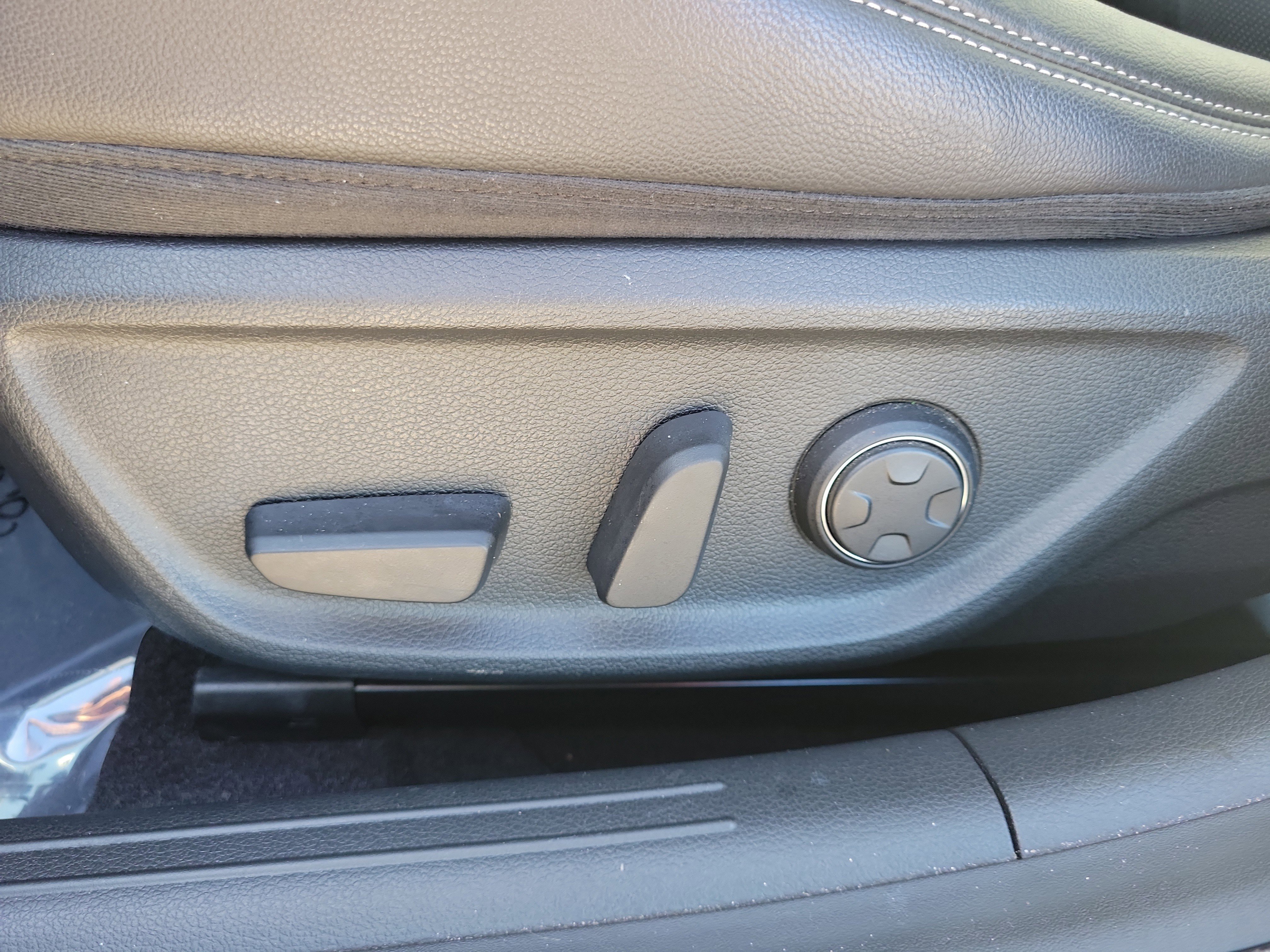 Used 2023 Genesis G70 2.0T image 13