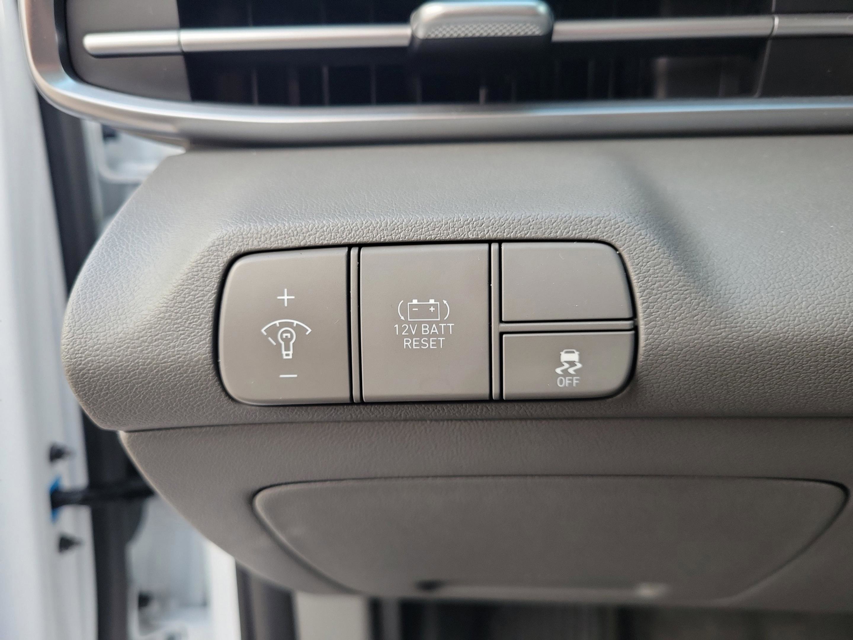 Used 2025 Hyundai Elantra Hybrid FWD image 17
