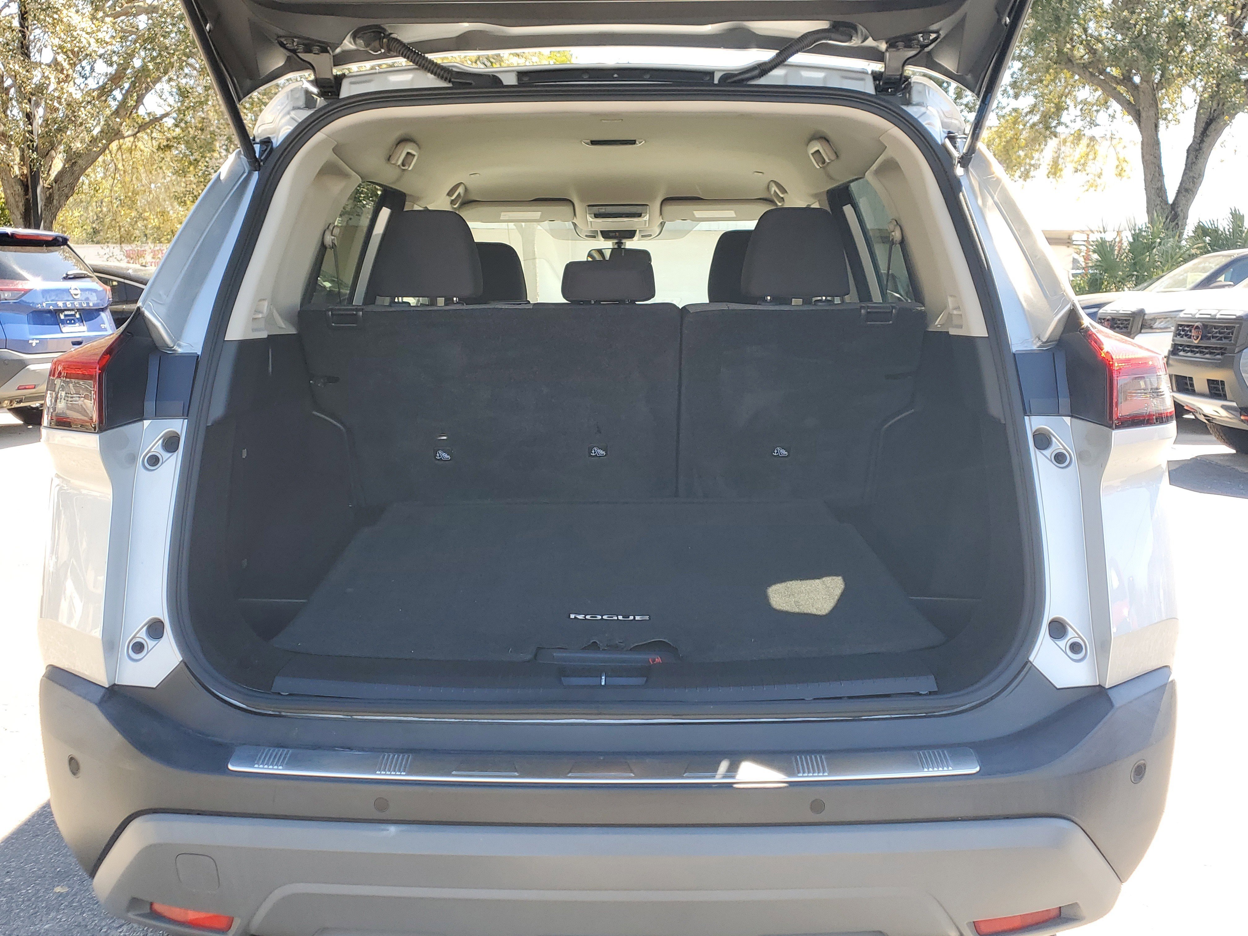 Used 2023 Nissan Rogue SV image 9