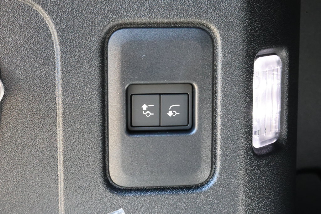 New 2026 Land Rover Defender 110 X-Dynamic SE AWD/4WD image 9