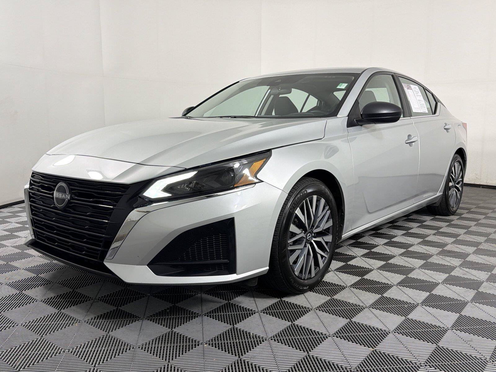 Used 2025 Nissan Altima 2.5 SV FWD image 3