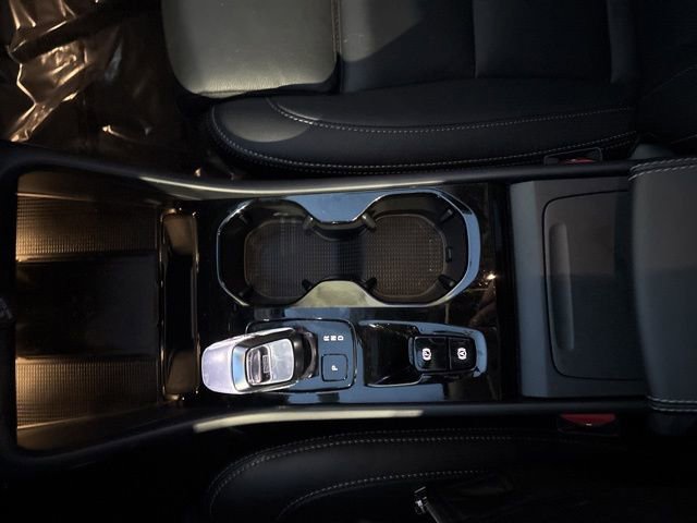 Used 2025 Volvo XC40 B5 Plus image 24