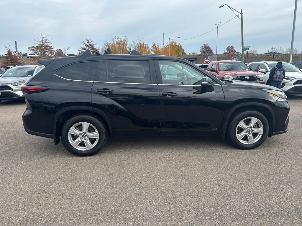 Used 2024 Toyota Highlander LE image 11