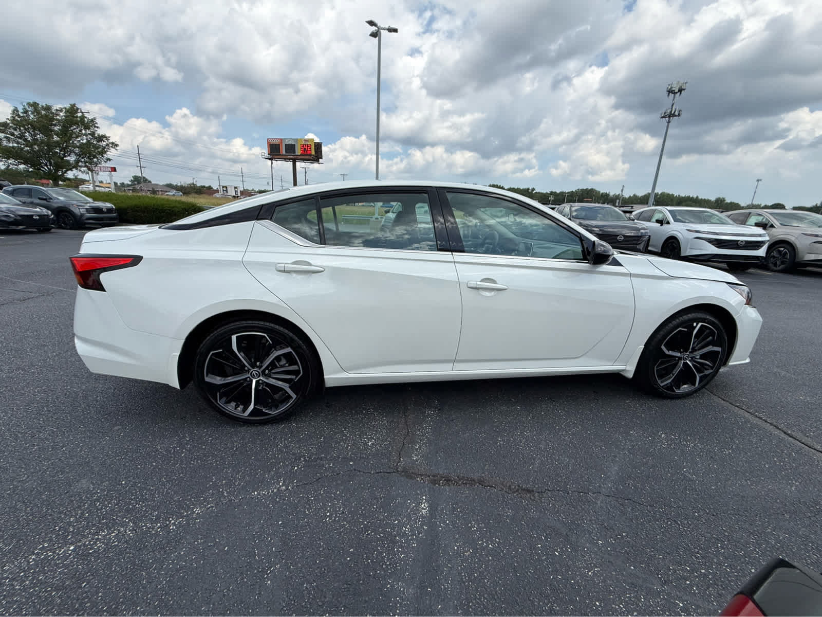 Used 2025 Nissan Altima 2.5 SR FWD image 9