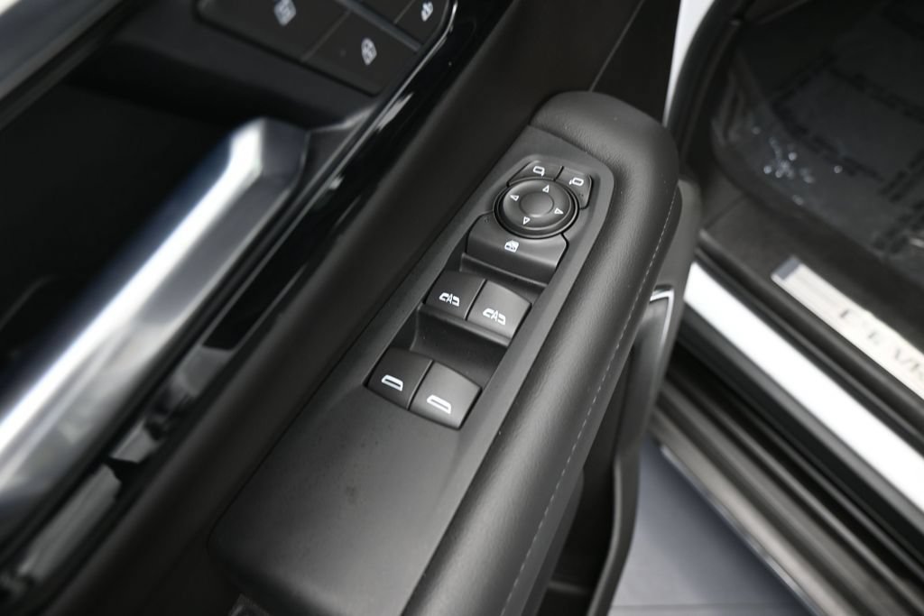 Used 2025 Chevrolet Suburban LT RWD image 14