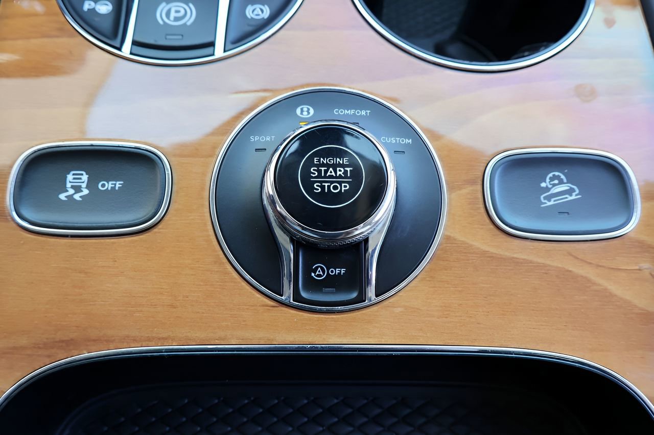 Used 2021 Bentley Bentayga image 31