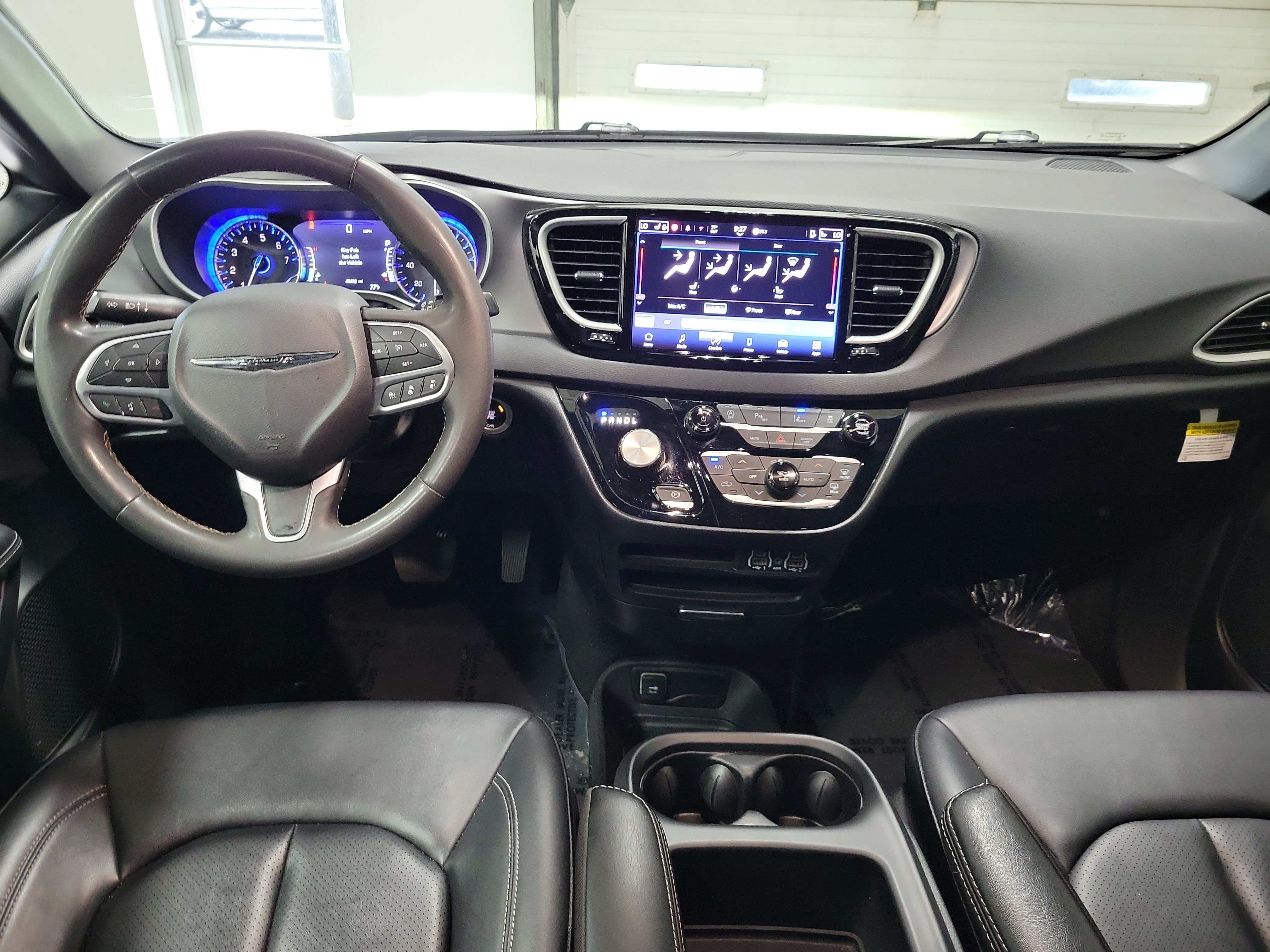 Used 2025 Chrysler Pacifica Select FWD image 12
