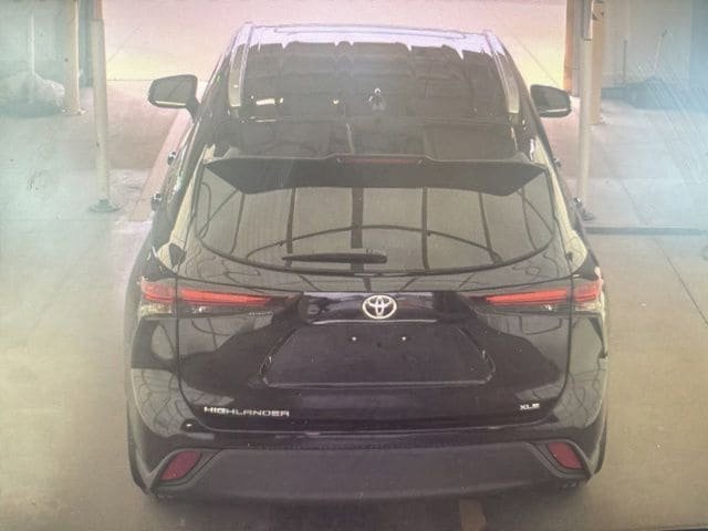 Used 2025 Toyota Highlander XLE FWD image 12
