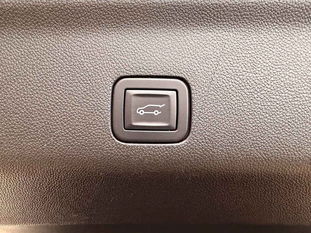 Used 2025 GMC Yukon XL AT4 w/ AT4 Premium Package AWD/4WD image 9