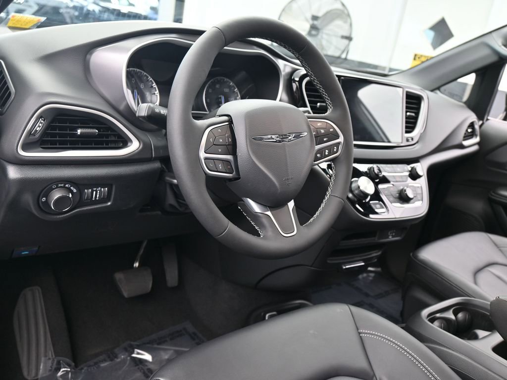 Used 2026 Chrysler Voyager LX image 13