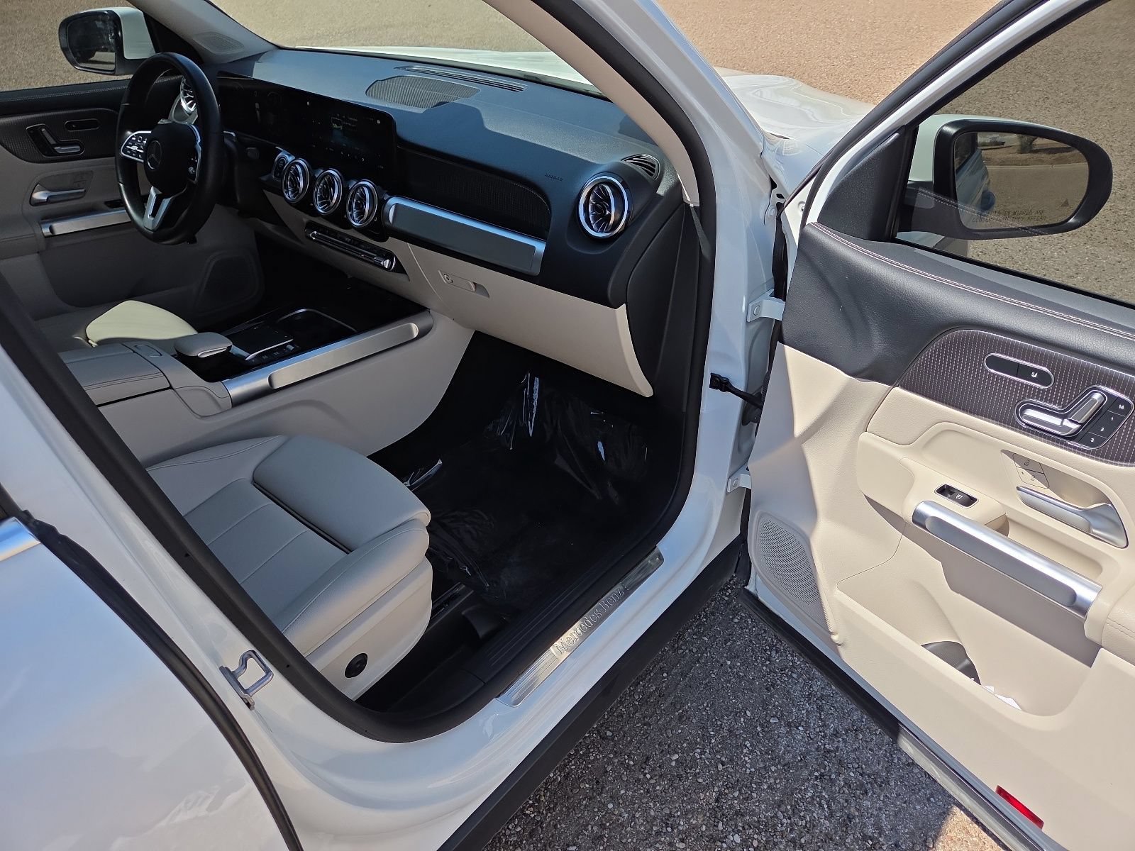 Used 2022 Mercedes-Benz GLB 250 4MATIC w/ Premium Package Lite image 12