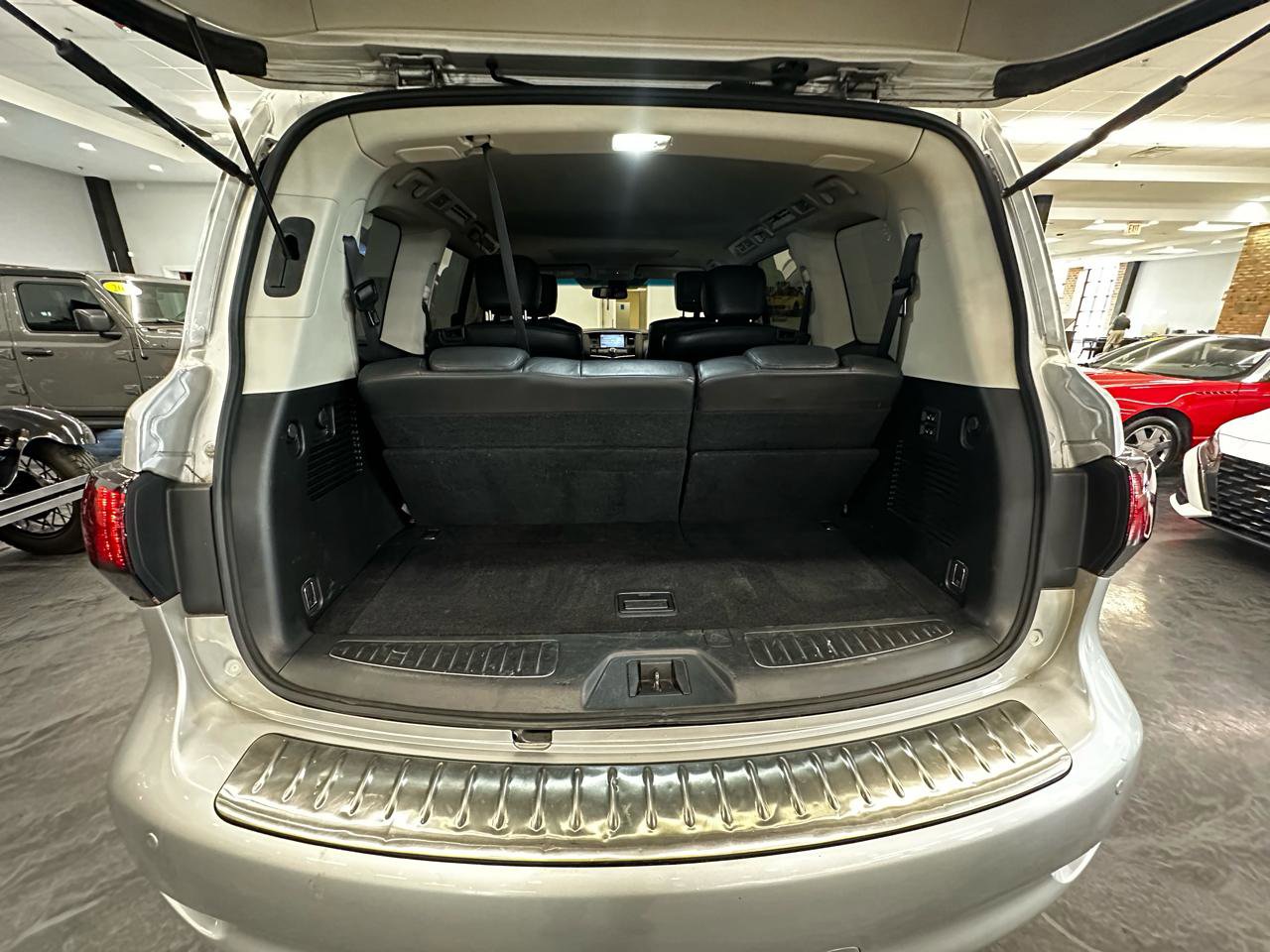 Used 2011 INFINITI QX56 4WD w/ Deluxe Touring Pkg image 19