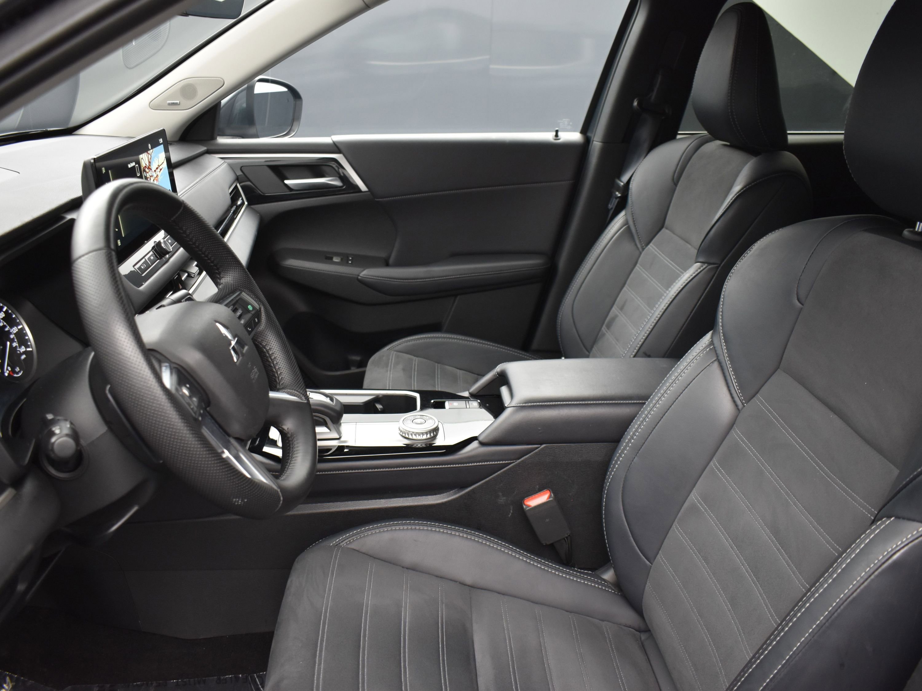 Used 2025 Mitsubishi Outlander AWD image 11