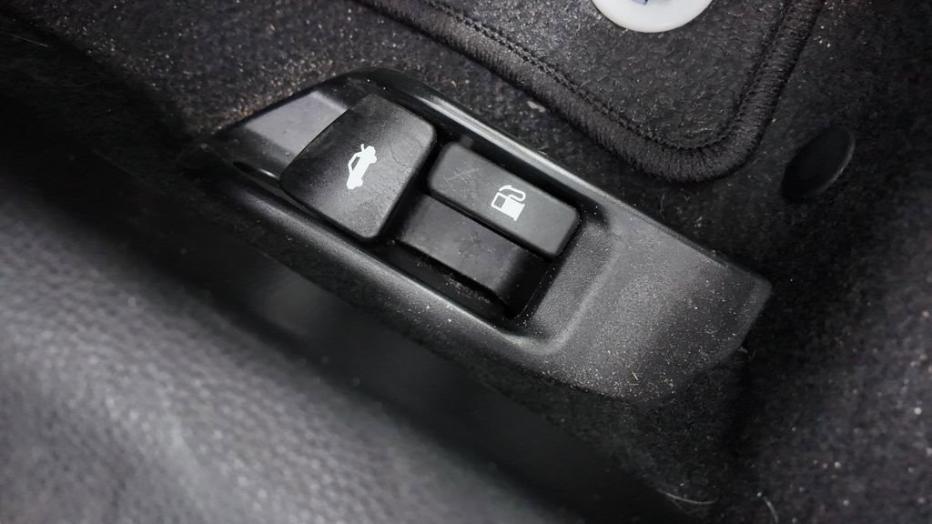 Used 2025 Toyota Corolla LE FWD image 2