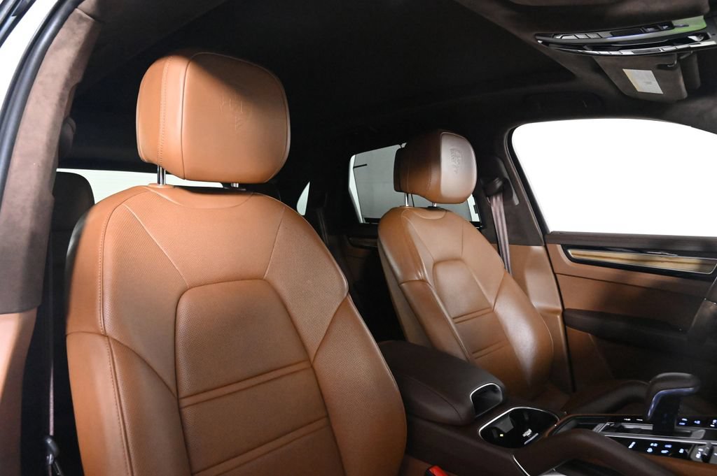 Certified 2023 Porsche Cayenne Turbo S AWD/4WD image 18