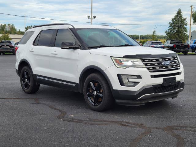 Used 2017 Ford Explorer XLT w/ Equipment Group 201A AWD/4WD image 2