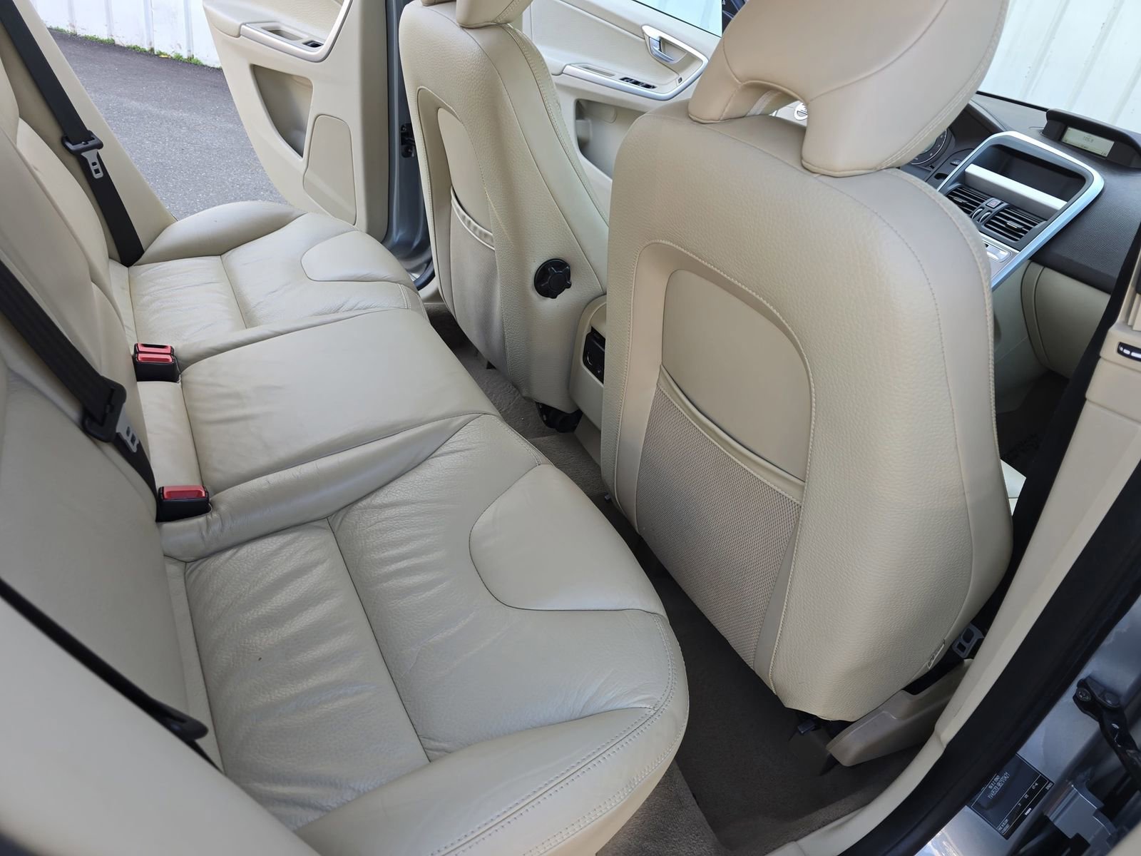 Used 2011 Volvo XC60 3.2 R-Design image 15