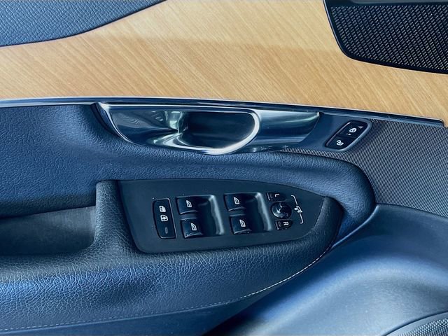 Used 2022 Volvo XC90 T6 Momentum w/ Advanced Package image 11