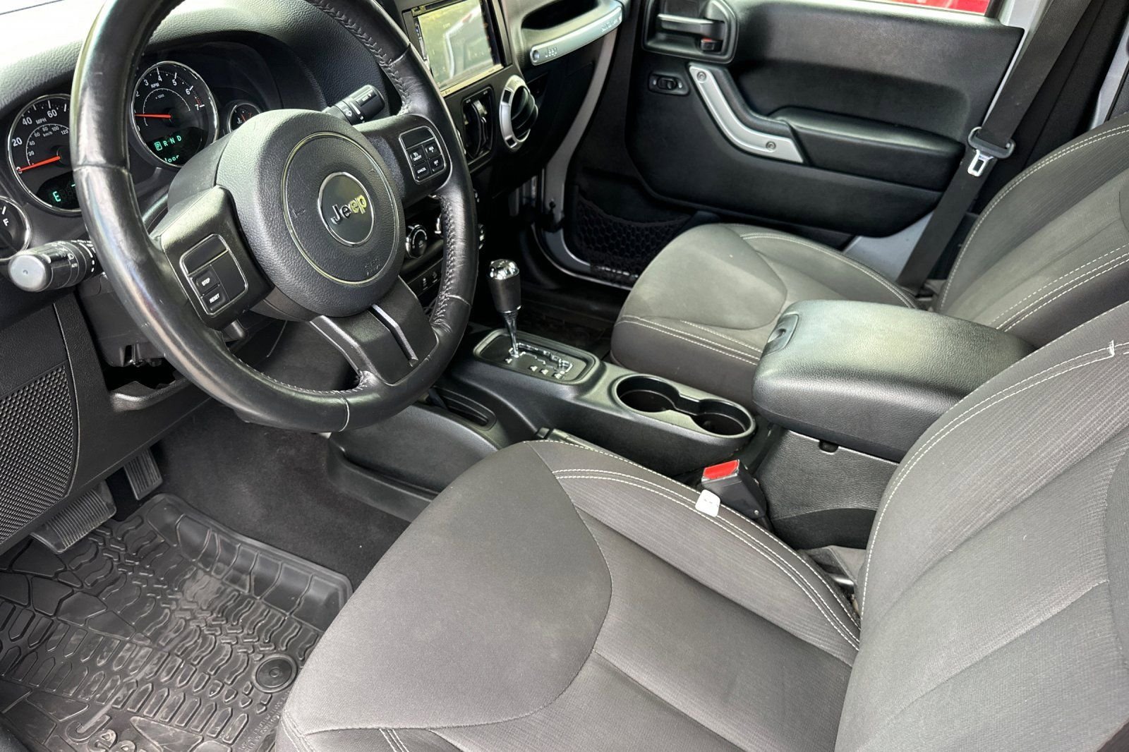 Used 2018 Jeep Wrangler Unlimited Sahara AWD/4WD image 10