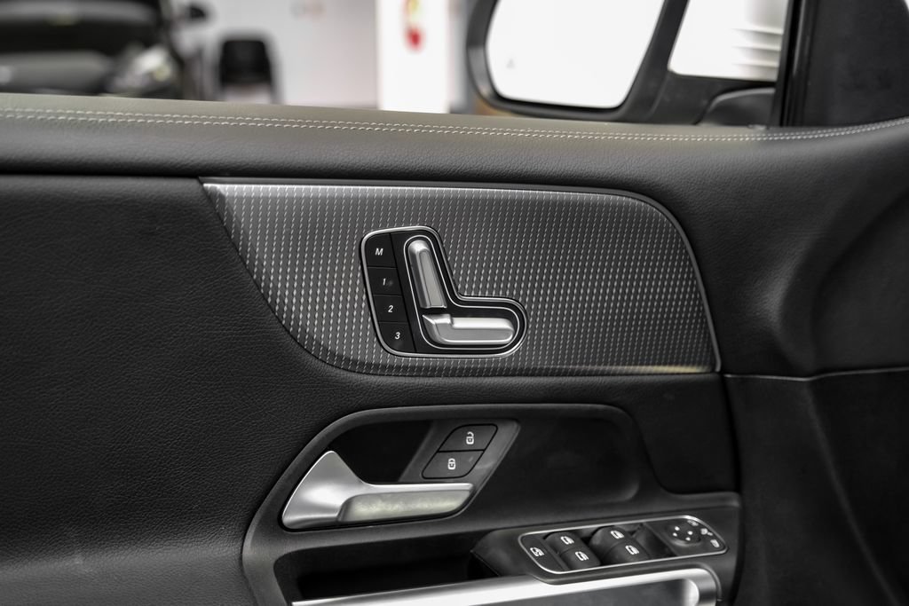 Used 2021 Mercedes-Benz GLB 250 w/ Premium Package image 48