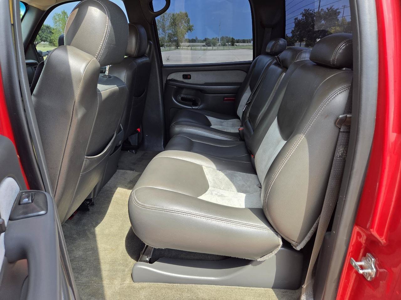 Used 2005 Chevrolet Silverado 3500 LS w/ Heavy-Duty Power Package AWD/4WD image 12