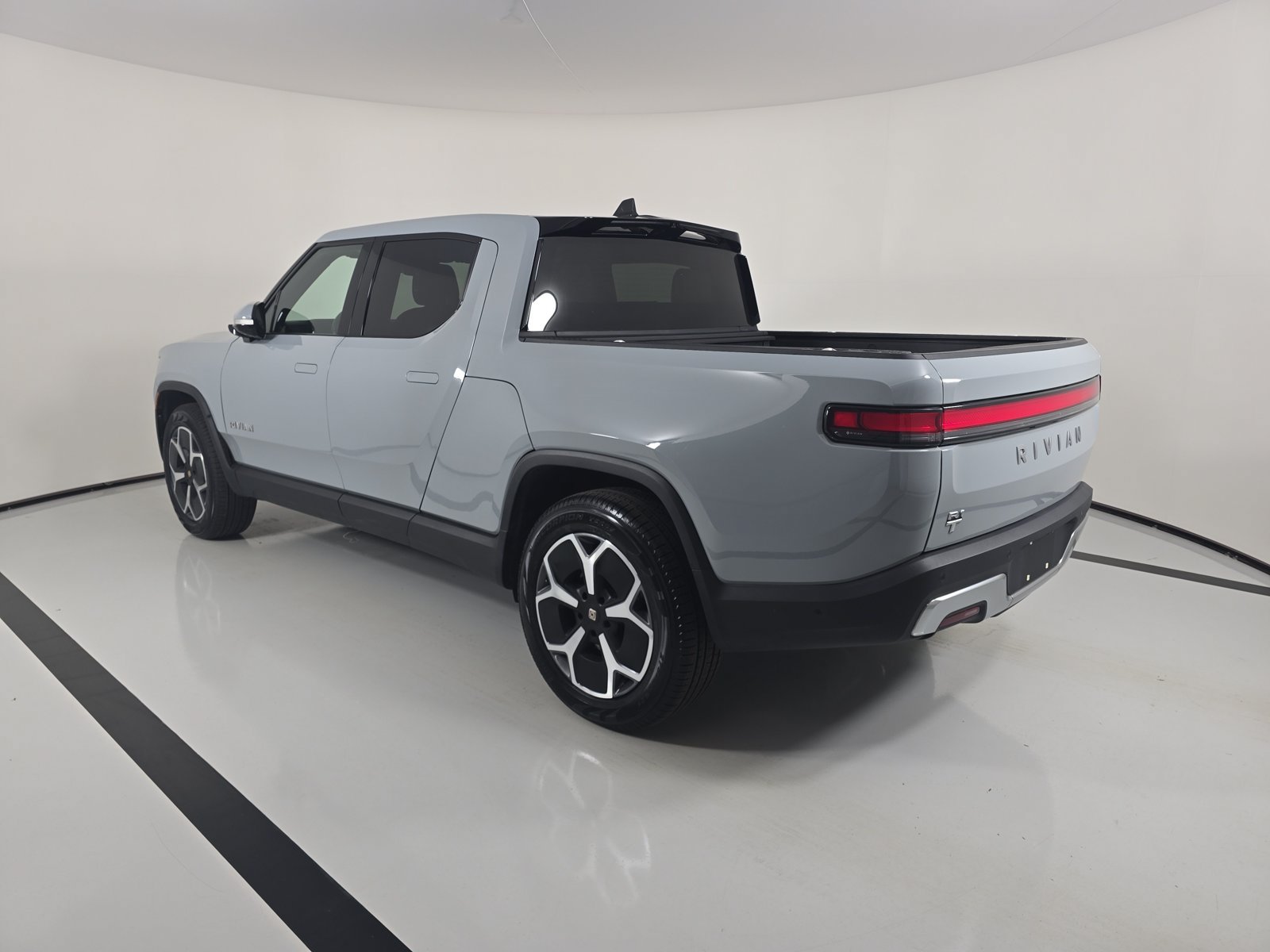 Used 2024 Rivian R1T Adventure Dual AWD/4WD image 3