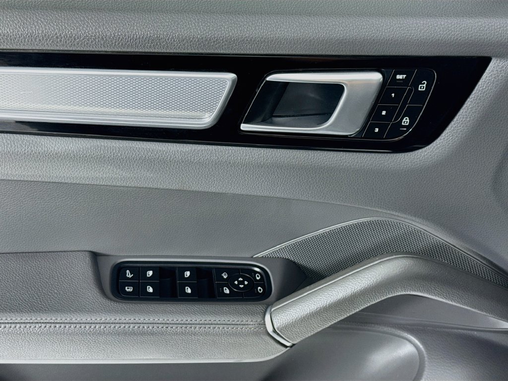 Certified 2023 Porsche Cayenne Platinum Edition AWD/4WD image 11