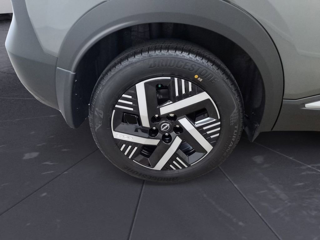Used 2025 Nissan Kicks SV w/ SV Premium Package FWD image 29