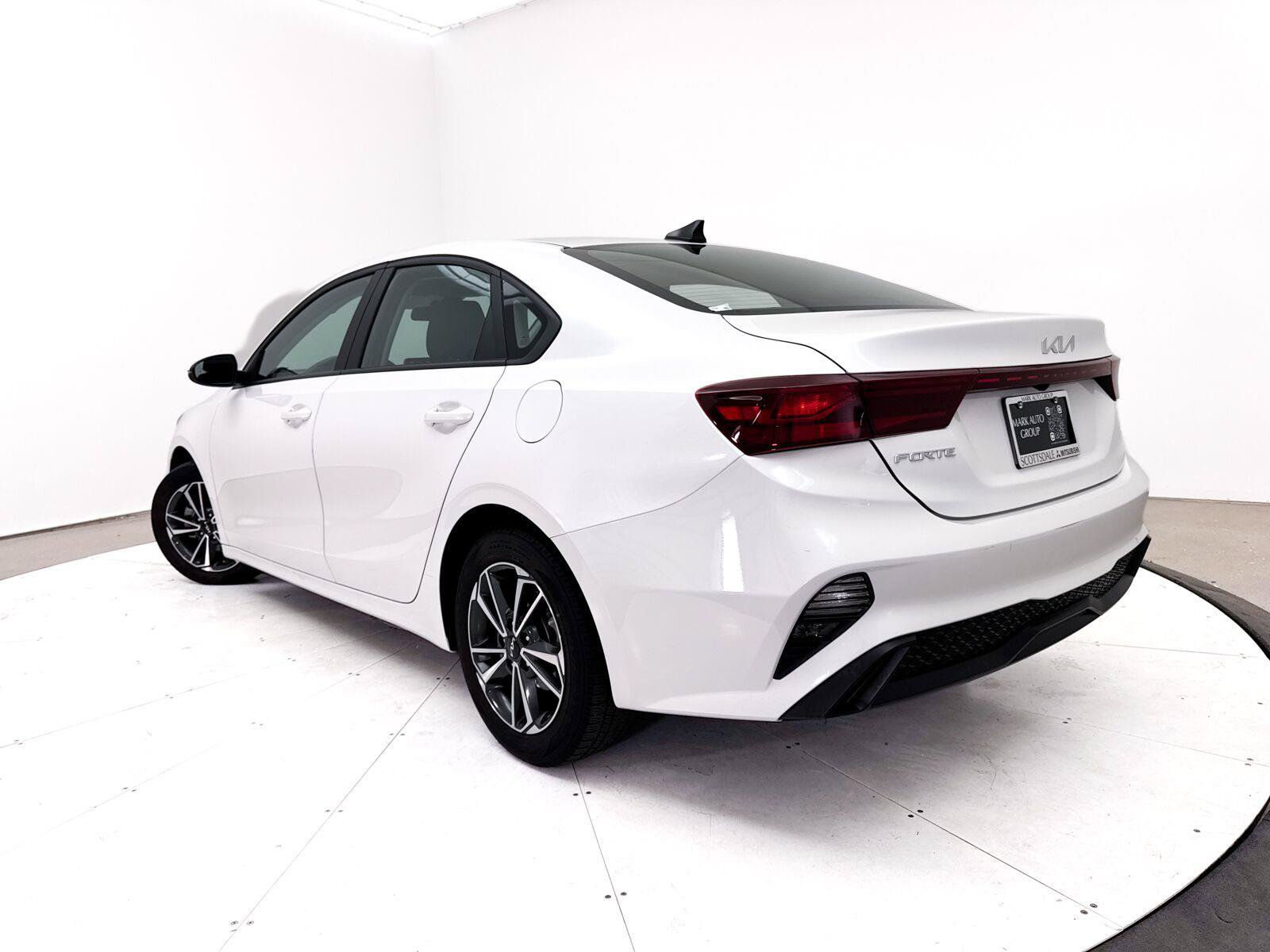 Used 2022 Kia Forte LXS w/ LXS Technology Package FWD image 2