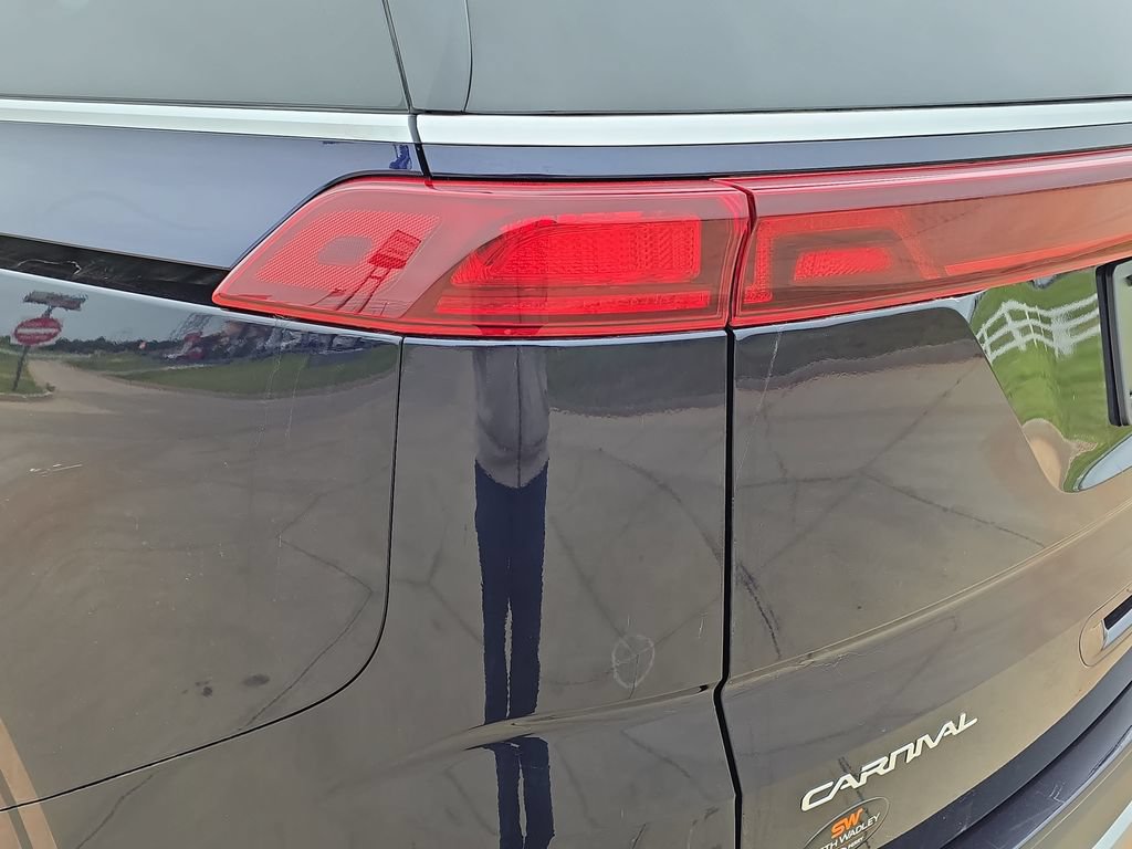 Used 2024 Kia Carnival LX FWD image 33
