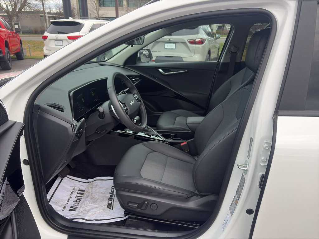 Used 2025 Kia Niro EX image 12