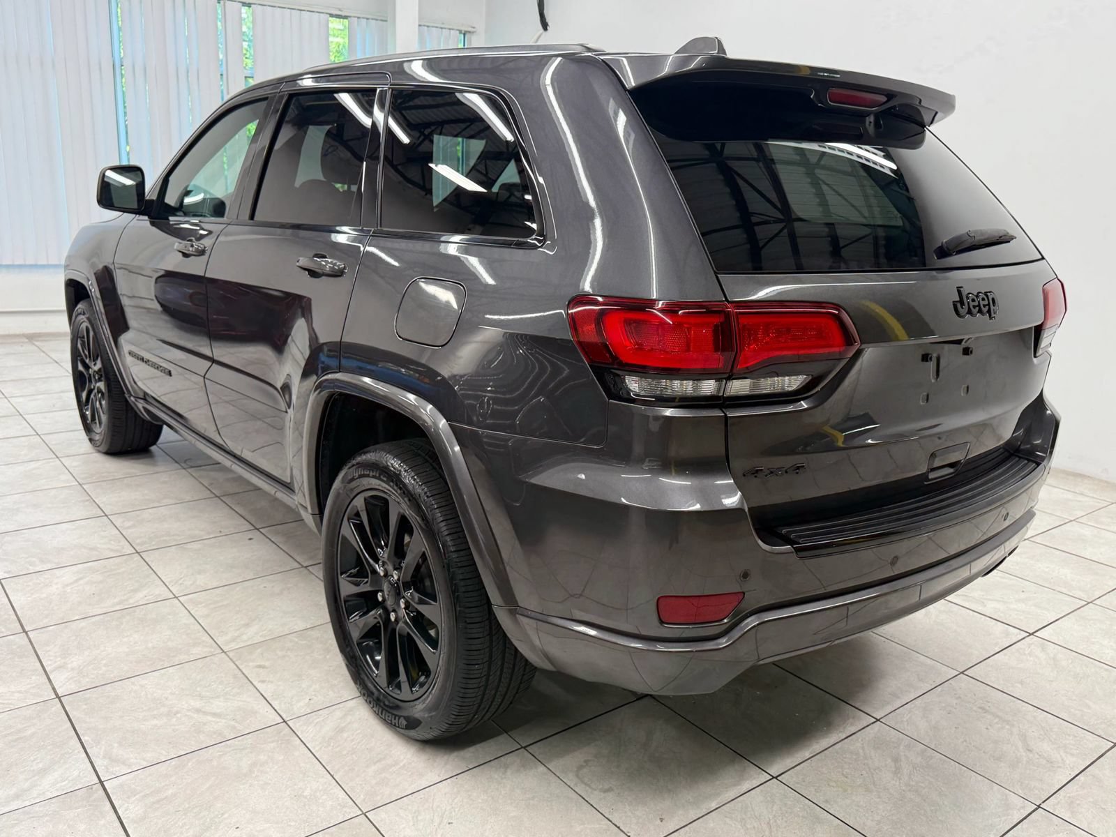 Used 2018 Jeep Grand Cherokee Altitude AWD/4WD image 7