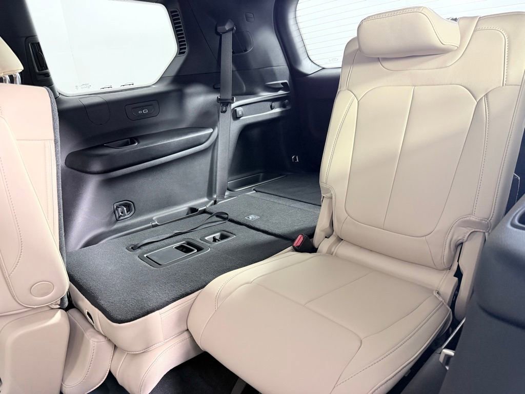 Used 2025 Jeep Grand Cherokee L Limited w/ Black Appearance Package image 23