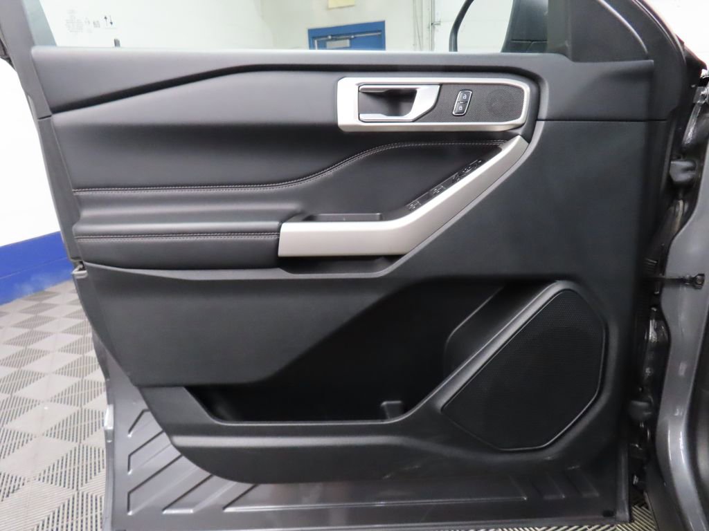 Used 2023 Ford Explorer XLT AWD/4WD image 47
