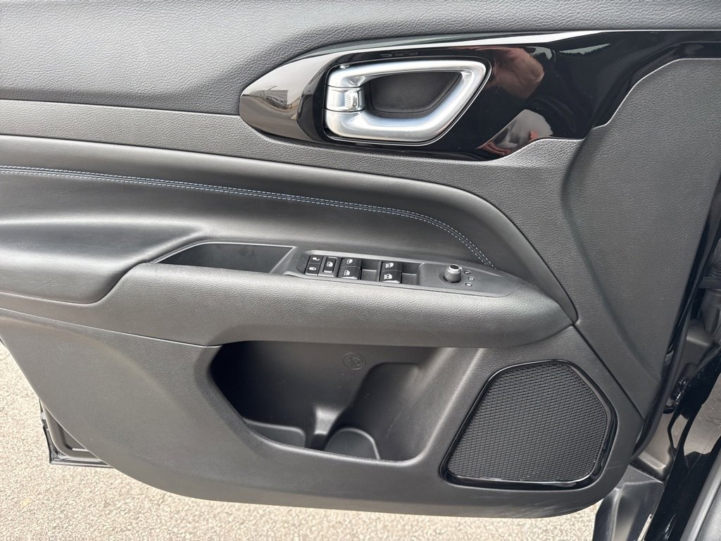 Used 2025 Jeep Compass Latitude w/ Altitude Special Edition image 19