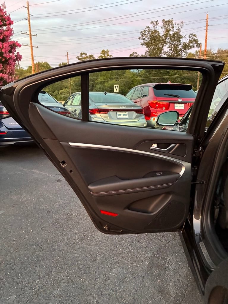 Used 2025 Genesis G70 2.5T AWD/4WD image 24