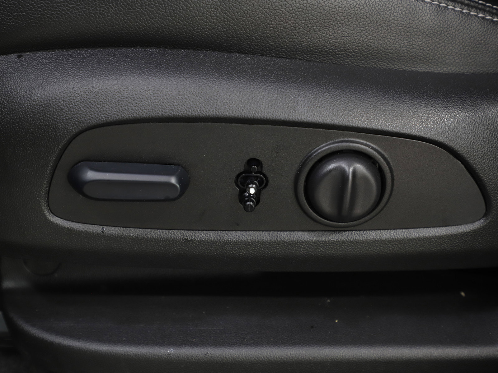 Used 2024 GMC Terrain SLT image 25