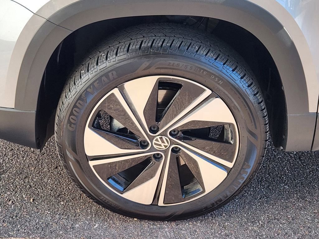 Used 2025 Volkswagen Taos SE image 23