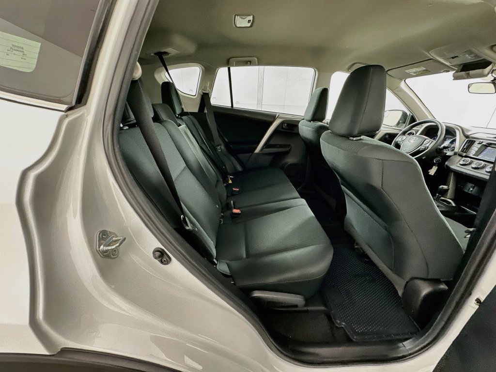 Used 2018 Toyota RAV4 LE FWD image 25