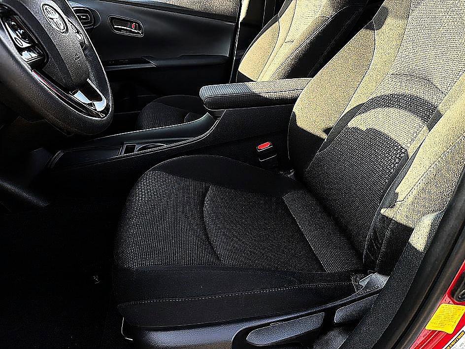 Used 2020 Toyota Prius LE AWD/4WD image 9