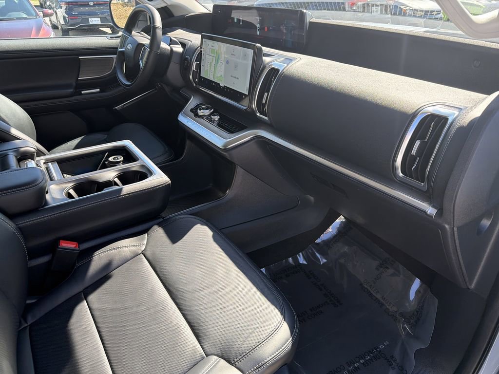 Used 2025 Ford Expedition Platinum image 23