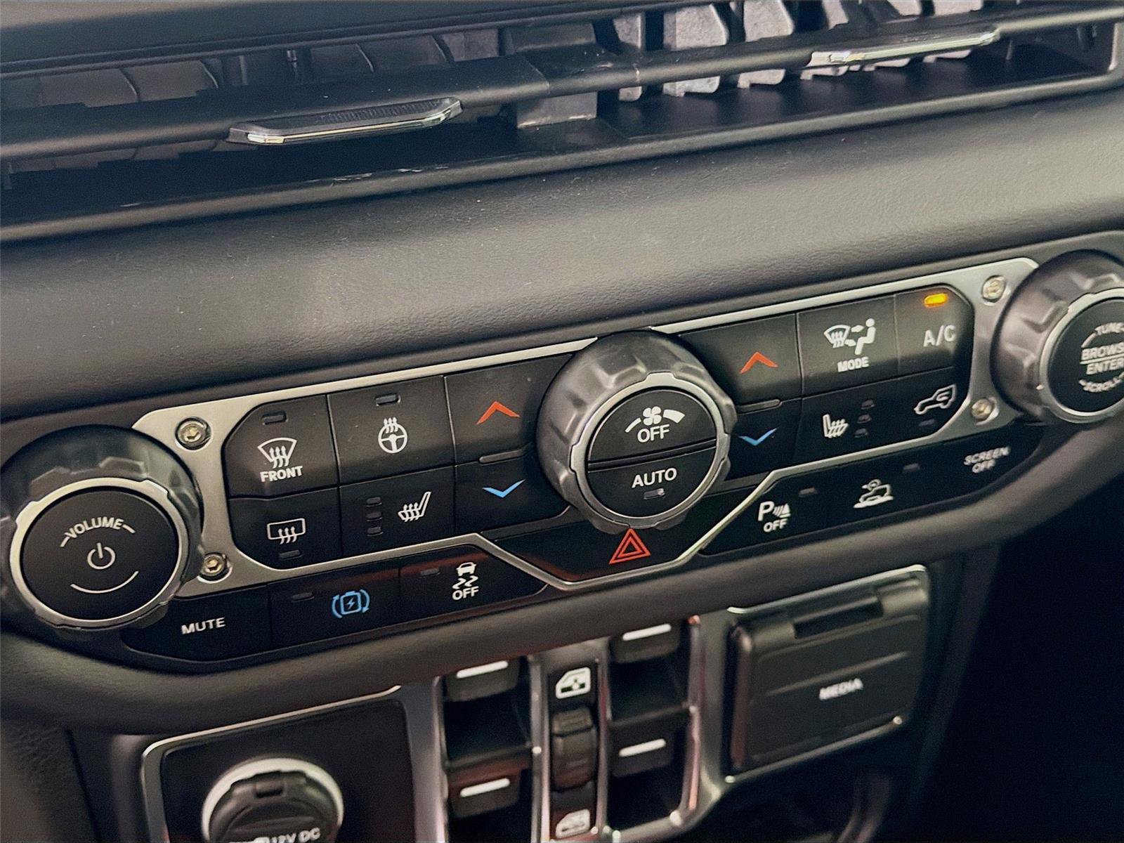 Used 2025 Jeep Wrangler Sahara w/ Safety Group AWD/4WD image 16