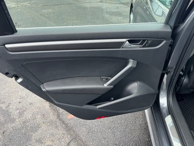 Used 2016 Volkswagen Passat 1.8T R-Line image 16