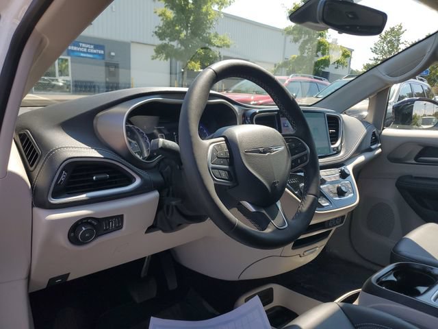 Used 2024 Chrysler Pacifica Touring-L AWD/4WD image 18