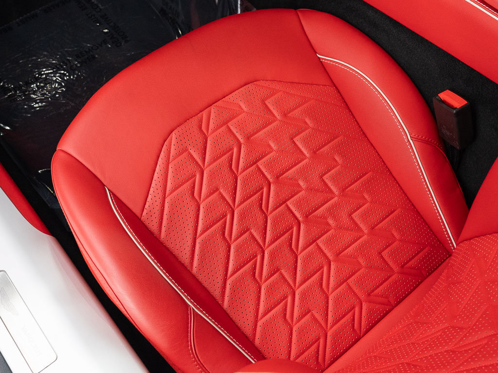 Used 2025 Aston Martin Vanquish RWD image 19