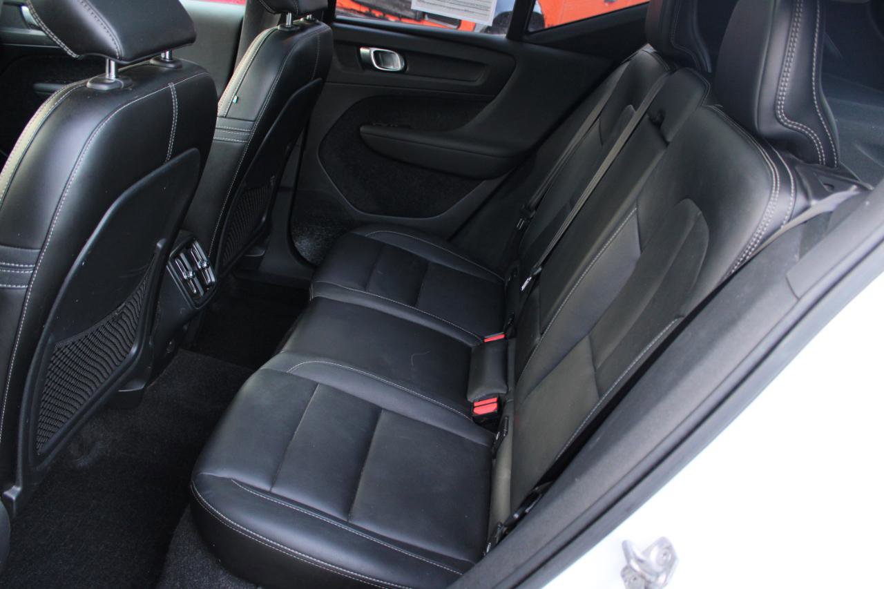 Used 2019 Volvo XC40 T5 Momentum image 9