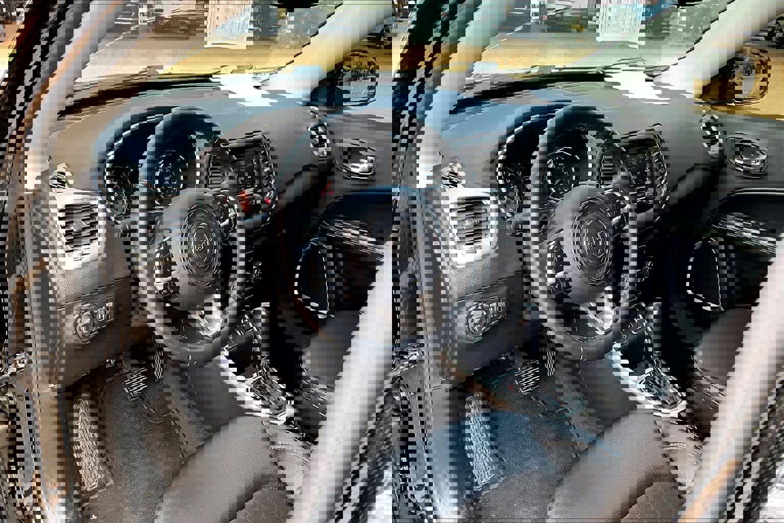 Used 2018 Jeep Compass Latitude FWD image 18